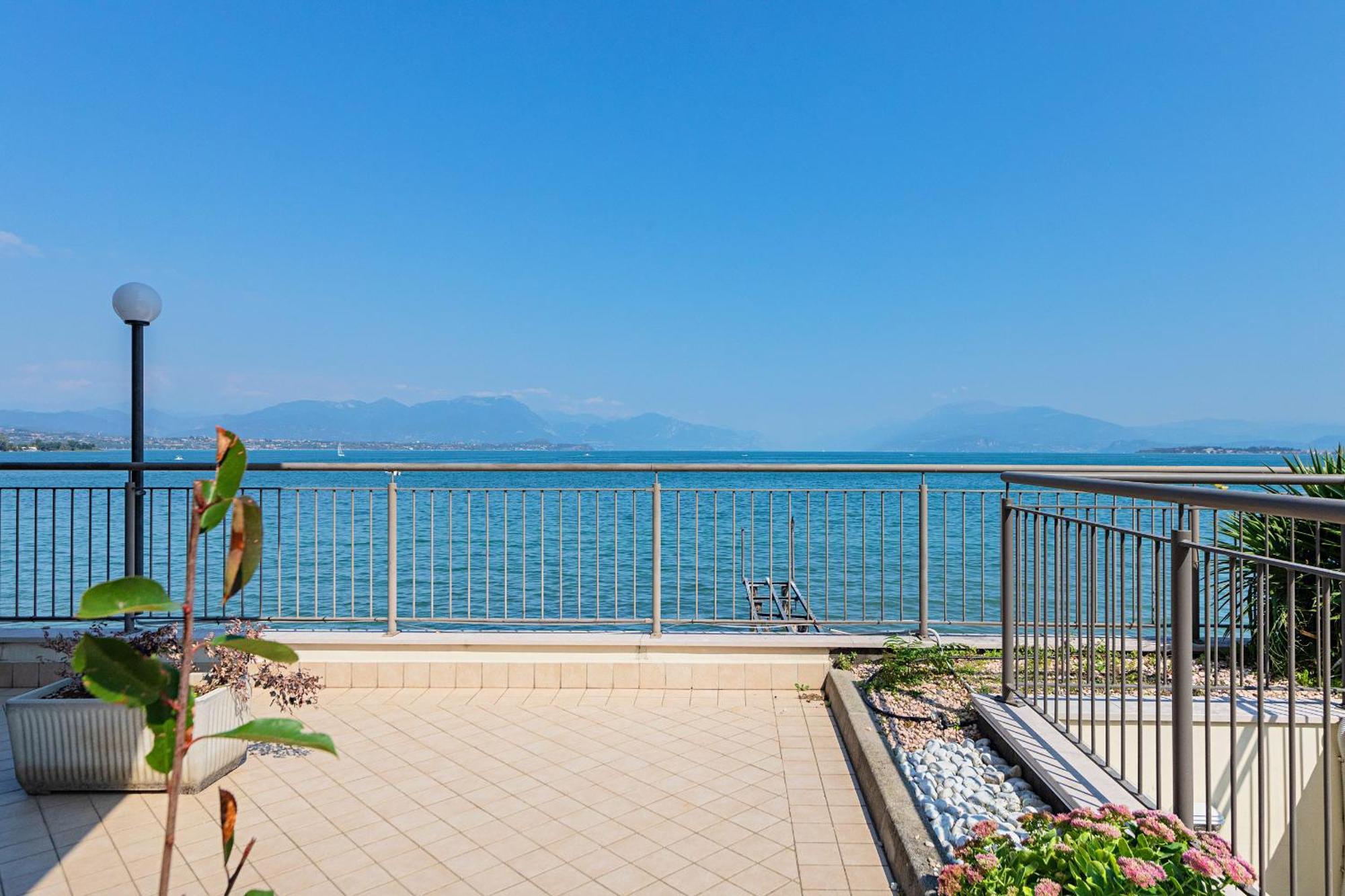Residenza Miralago By Wonderful Italy Desenzano del Garda Exterior photo