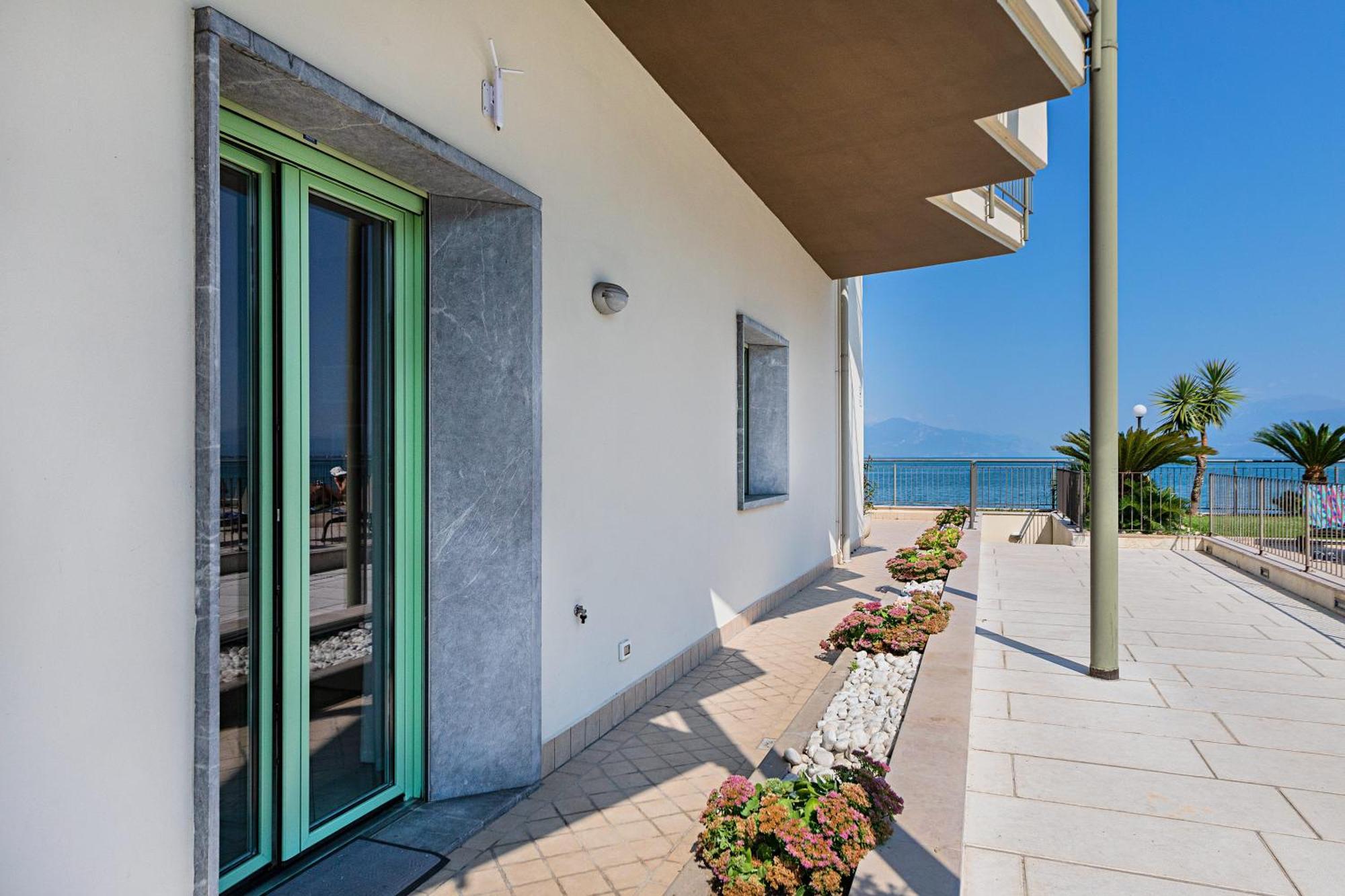 Residenza Miralago By Wonderful Italy Desenzano del Garda Exterior photo